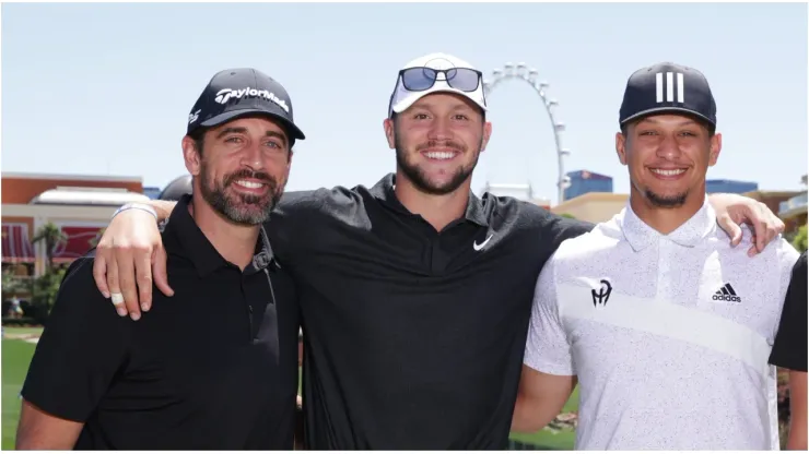 Aaron Rodgers, Josh Allen y Patrick Mahomes jugando al golf.
